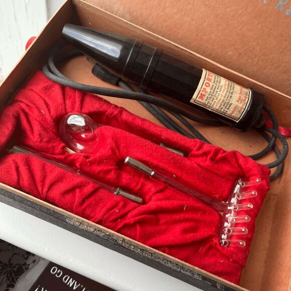 Antique Master Violet Ray Machine With 3 Glass Attachments Works Circa 1920’s - Picture 2 of 12